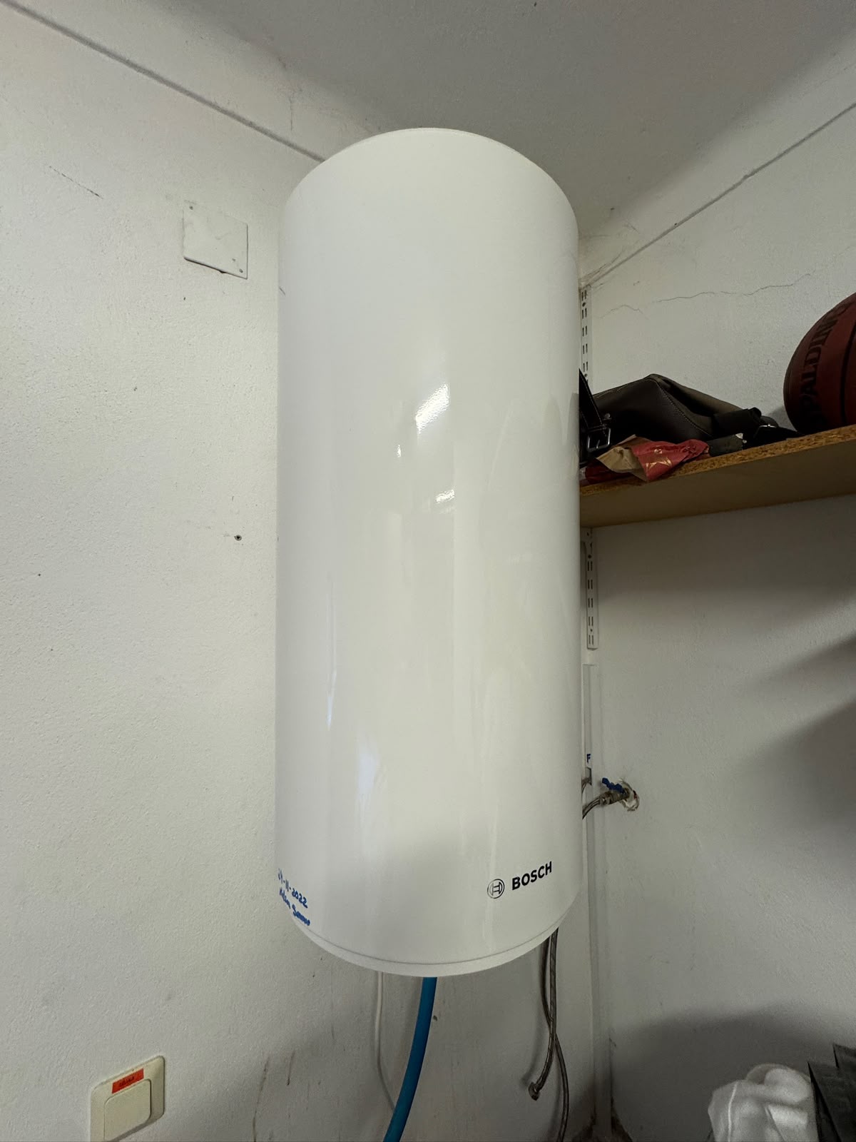 Termoacumulador Bosch instalado em espaço técnico
